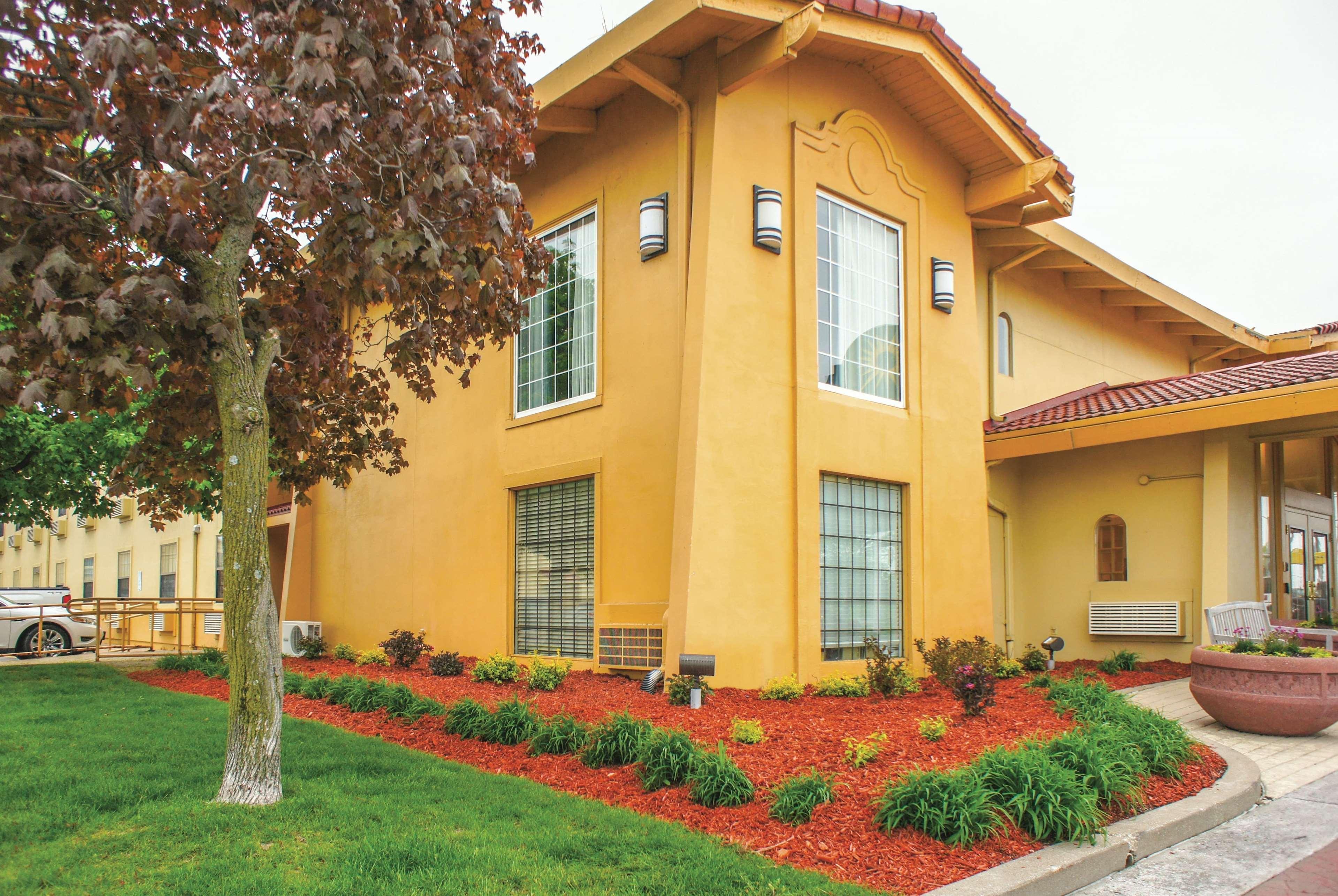 La Quinta Inn By Wyndham Moline Airport Exterior photo