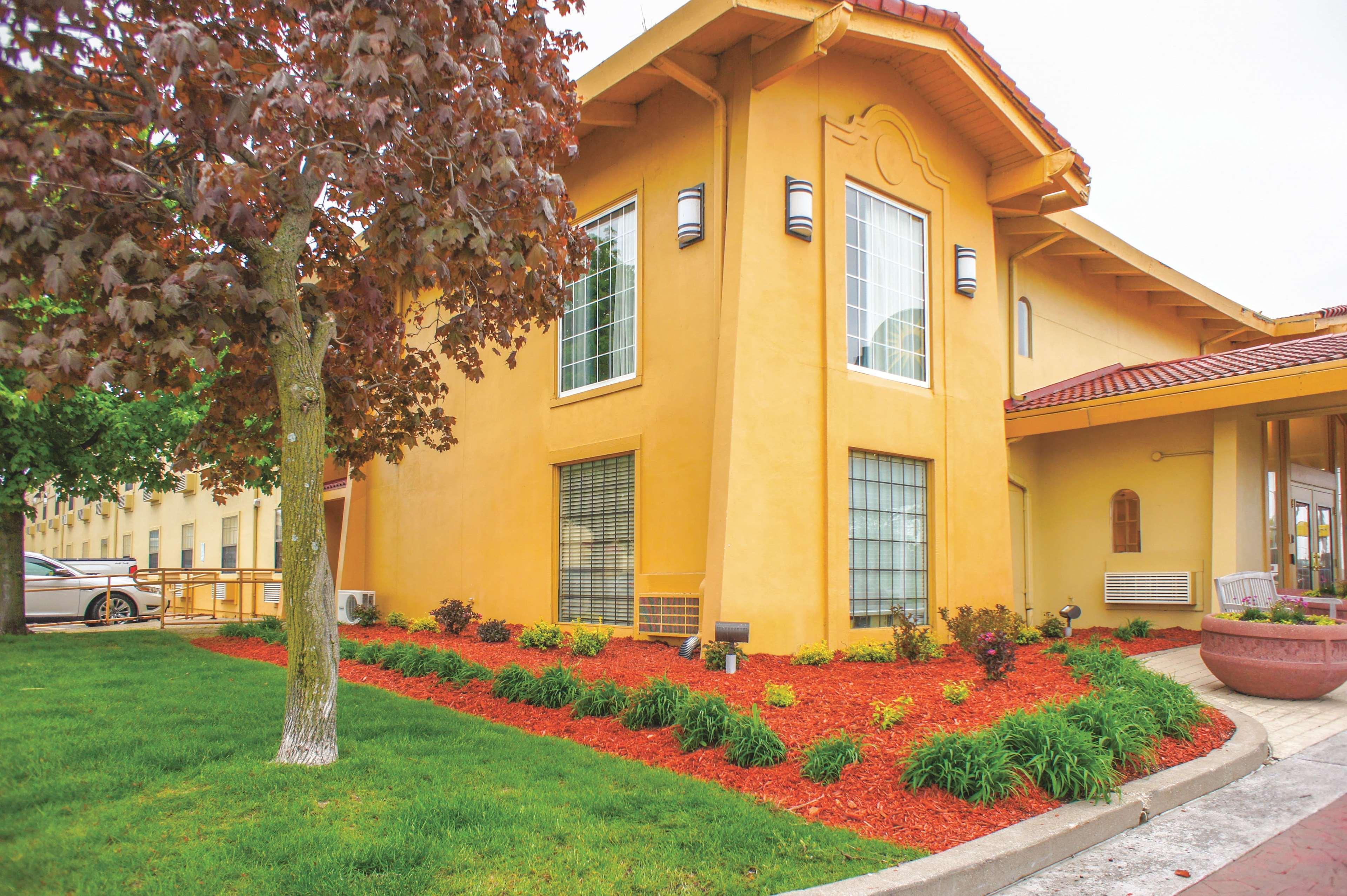 La Quinta Inn By Wyndham Moline Airport Exterior photo